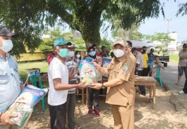 Petani Rimbo Kedui Terima Bantuan Benih Padi Inbrida dari Wabup Seluma