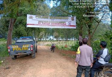 Polres Mukomuko Pasang Spanduk Penutupan Lokasi Wisata