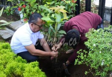 Pegawai Diskominfosan Kota Bengkulu Kembangkan Apotik Hidup dan Karang Gizi