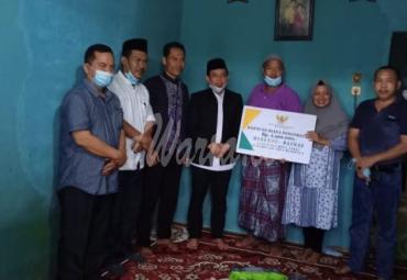 Wawali Berikan Bantuan pada Warga yang Sakit