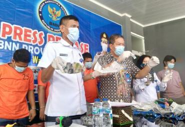 Petugas Badan Narkotika Nasional Provinsi (BNNP) Bengkulu merilis hasil tangkapannya yang melibatkan oknum polisi, Selasa (25/5/21) siang. 
