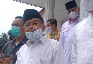 Jusuf Kalla didampingi Gubernur Bengkulu Rohidin Mersyah usai melantik Dewan Kehormatan dan Pengurus PMI Bengkulu masa bakti 2021-2026, di Bengkulu, Jumat (28/5/21).