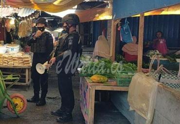 Personil Satbrimobda Bengkulu Imbau Pedagang Taat Prokes