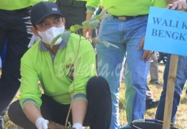 Wawali Ikut Bersihkan Sampah di Taman Berkas dan Pantai