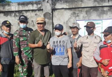 Dedy ikut dalam kegiatan gotong royong di Jalan Sumas Raya Kelurahan Kandang Mas, Jumat pagi (18/6/2021).