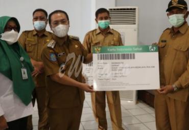 Perangkat Desa di Mukomuko Terima KIS dari Bupat