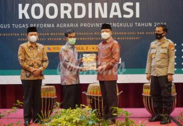 Gubernur saat membuka Rapat Koordinasi Gugus Tugas Reforma Agraria (GTRA) Provinsi Bengkulu Tahun 2021, yang mengangkat tema "Peningkatan Kesejahteraan Masyarakat Bengkulu melalui Sinkronisasi dan Akselerasi Penataan Aset Reform serta Pemberdayaan Tanah Masyarakat" di Santika Hotel Bengkulu, Rabu (2/5/2021). 