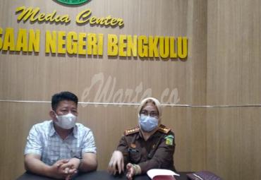Kepala Kejaksaan Negeri (Kejari) Bengkulu Irene Putrie (Kanan)