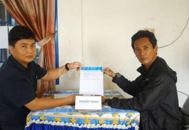 Salah satu bakal calon mengambil formulir pendaftaran di Sekretariat PWI Bengkulu, Rabu (16/6/2021)