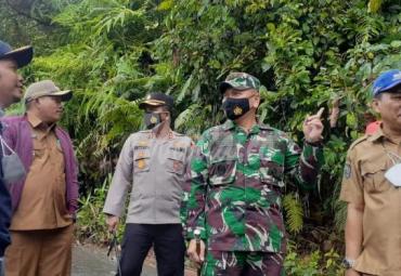 Bupati Seluma Tinjau Lokasi Tanah Longsor dan Jembatan Putus Akibat Hujan