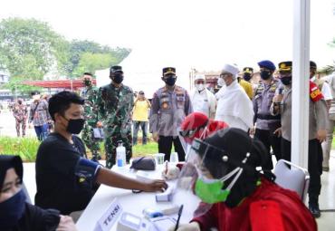 TNI-Polri Gelar Vaksinasi Massal Bareng Islam Rabithah Alawiyah di Cibis Park 