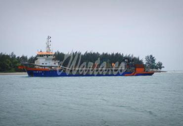 Kapal keruk limbah pasir di pelabuhan Pulau Baai