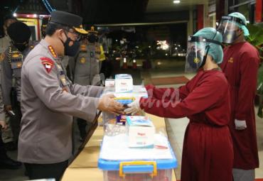 Kapolri Cek Pasien Covid-19 Terlayani dengan Baik di RS Polri dan Berikan Bansos ke Nakes